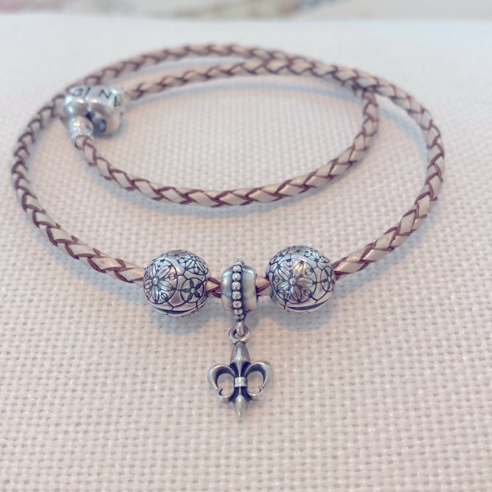 2 Pandora clips